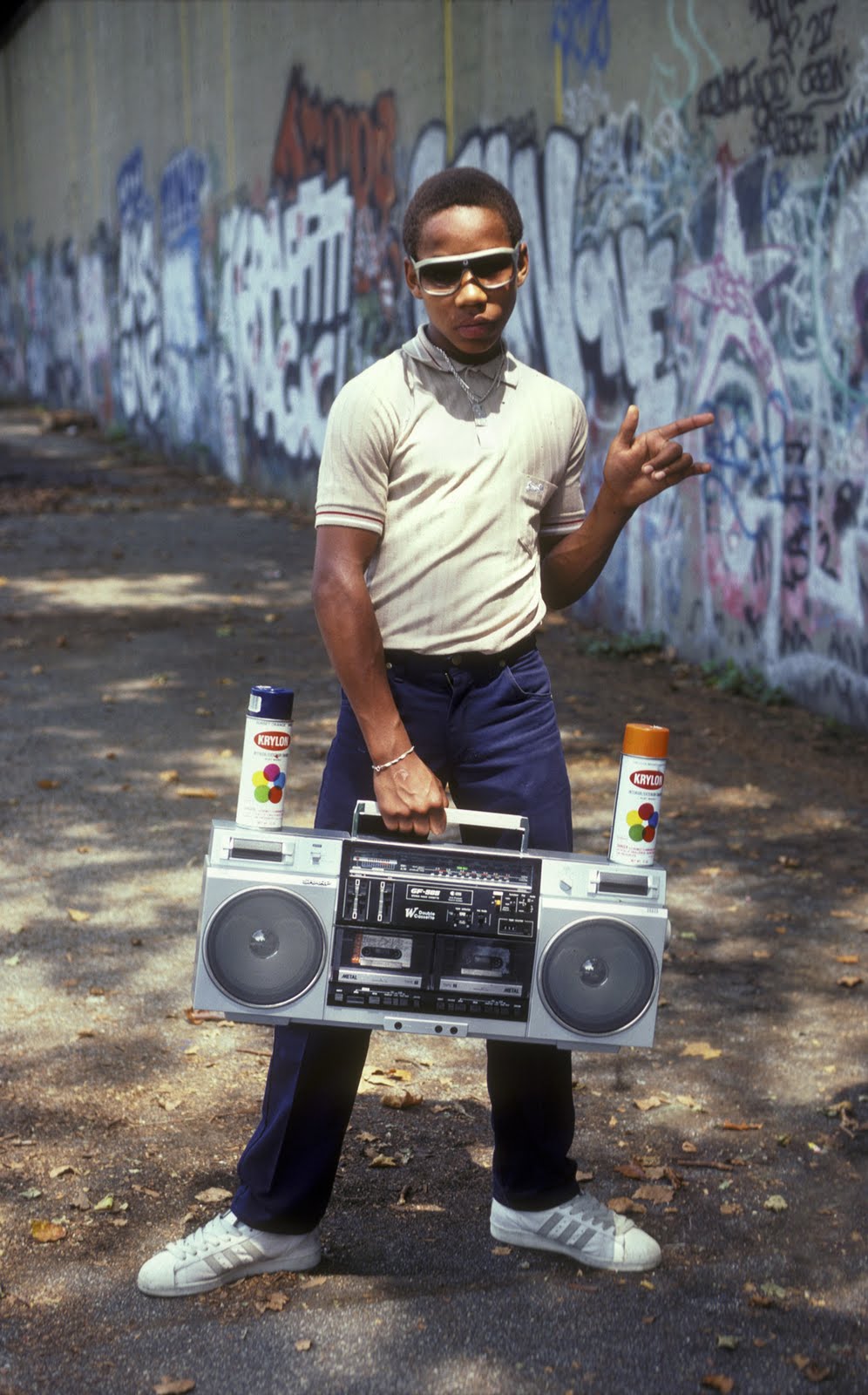 Rapero de los años 80 posando con su radiocasette