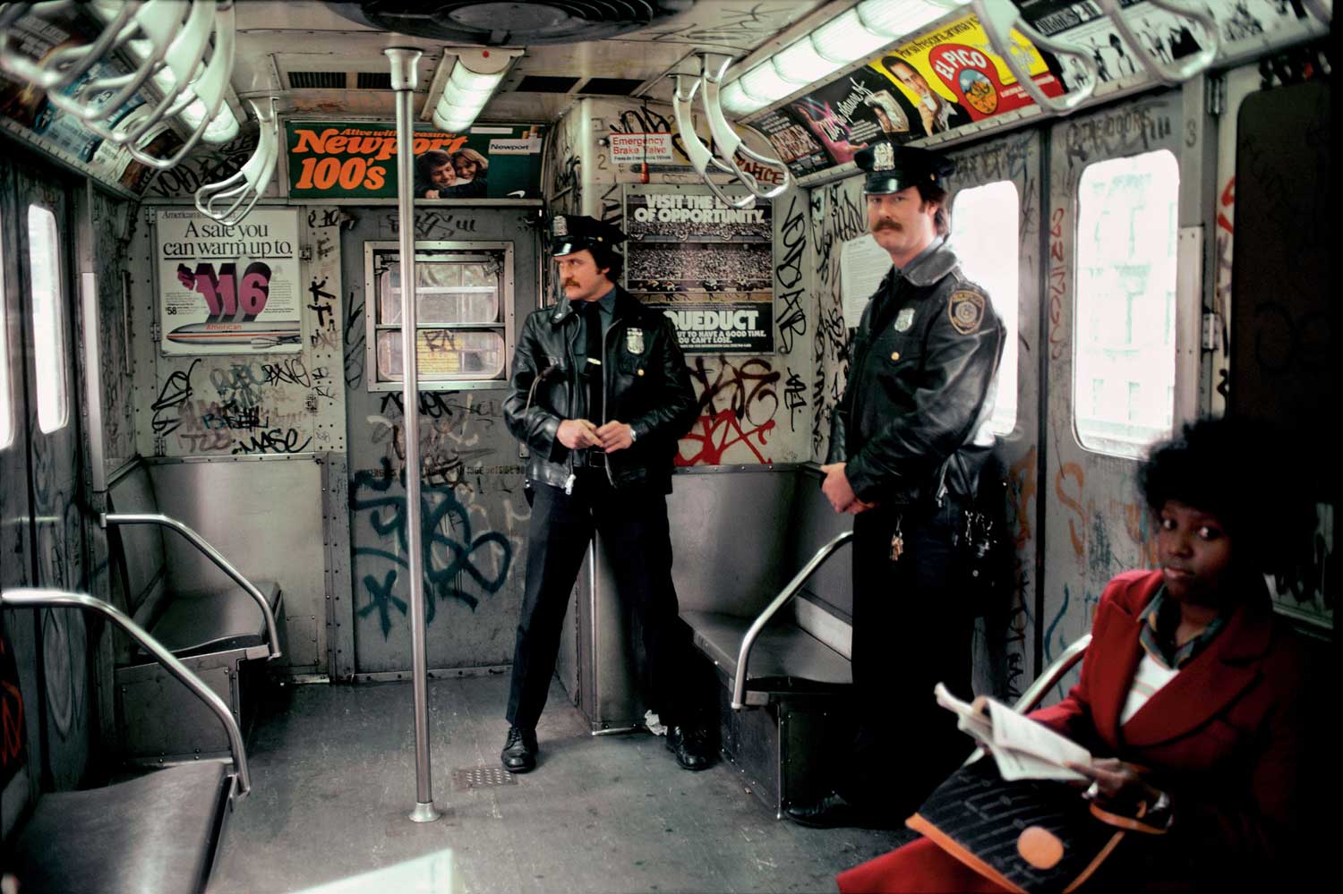 Policía en el metro de nueva york fotografiada por martha cooper