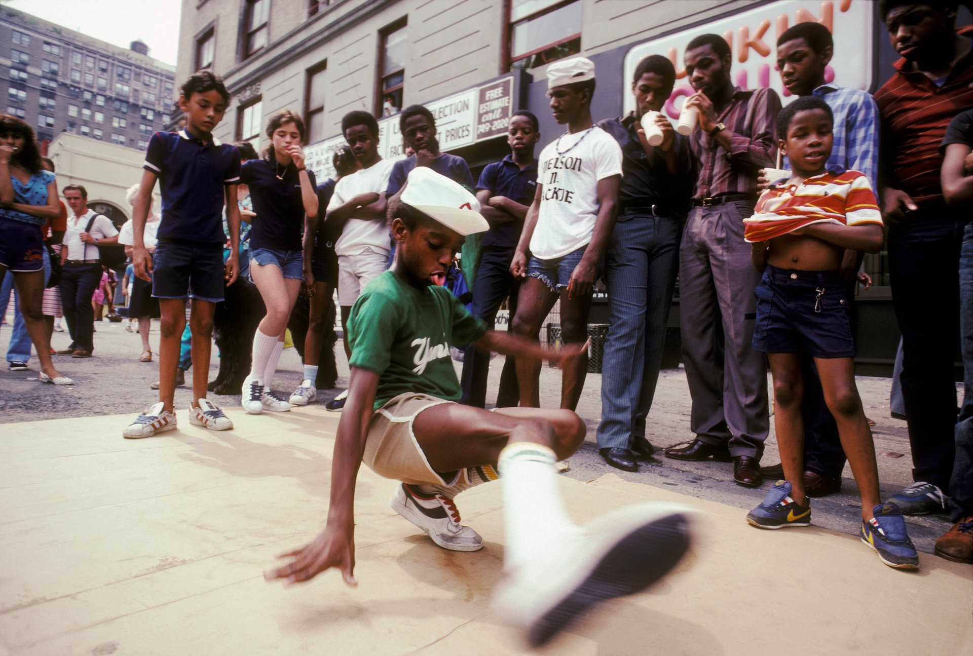 Chicos bailando break dance en las calles de nueva york, fotografía de Martha Cooper
