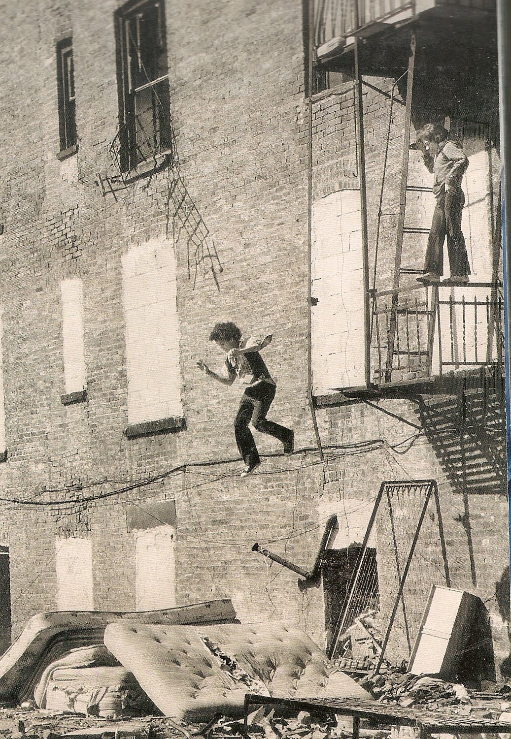 Niño saltando de un edificio abandonado en el bronx