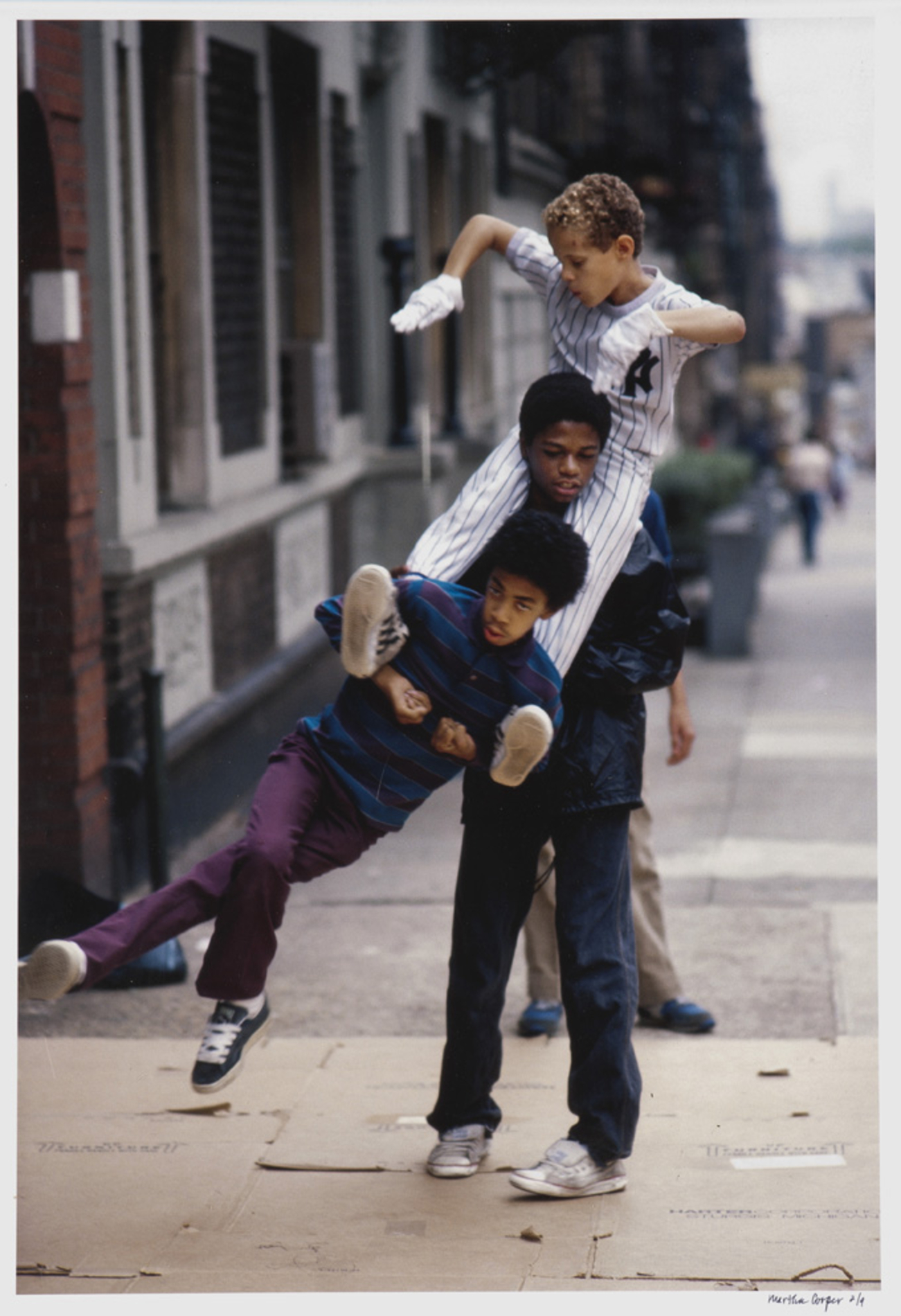 MarthaCooper capturando a tres chicos haciendo break dance