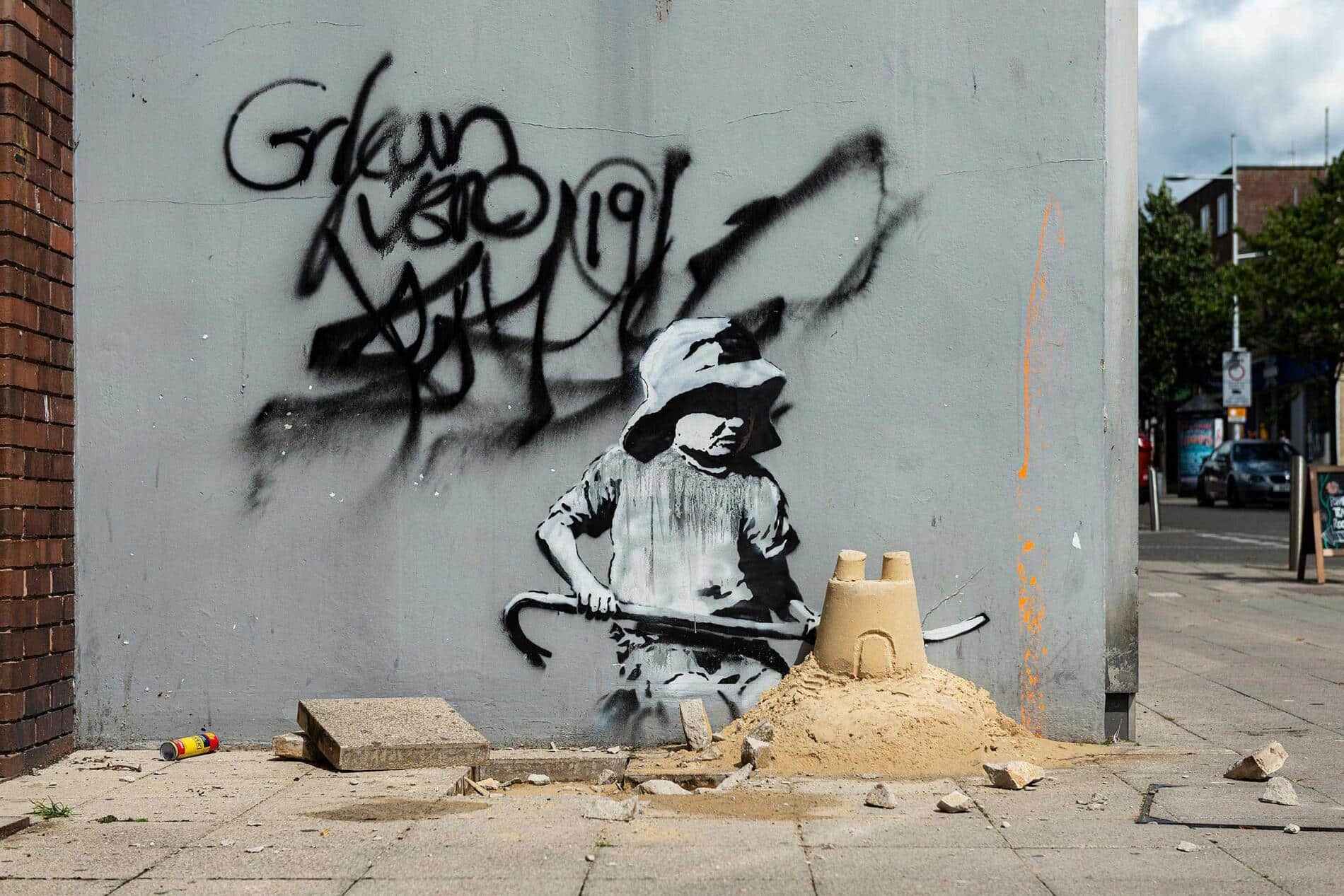 Banksy niño jugando con arena
