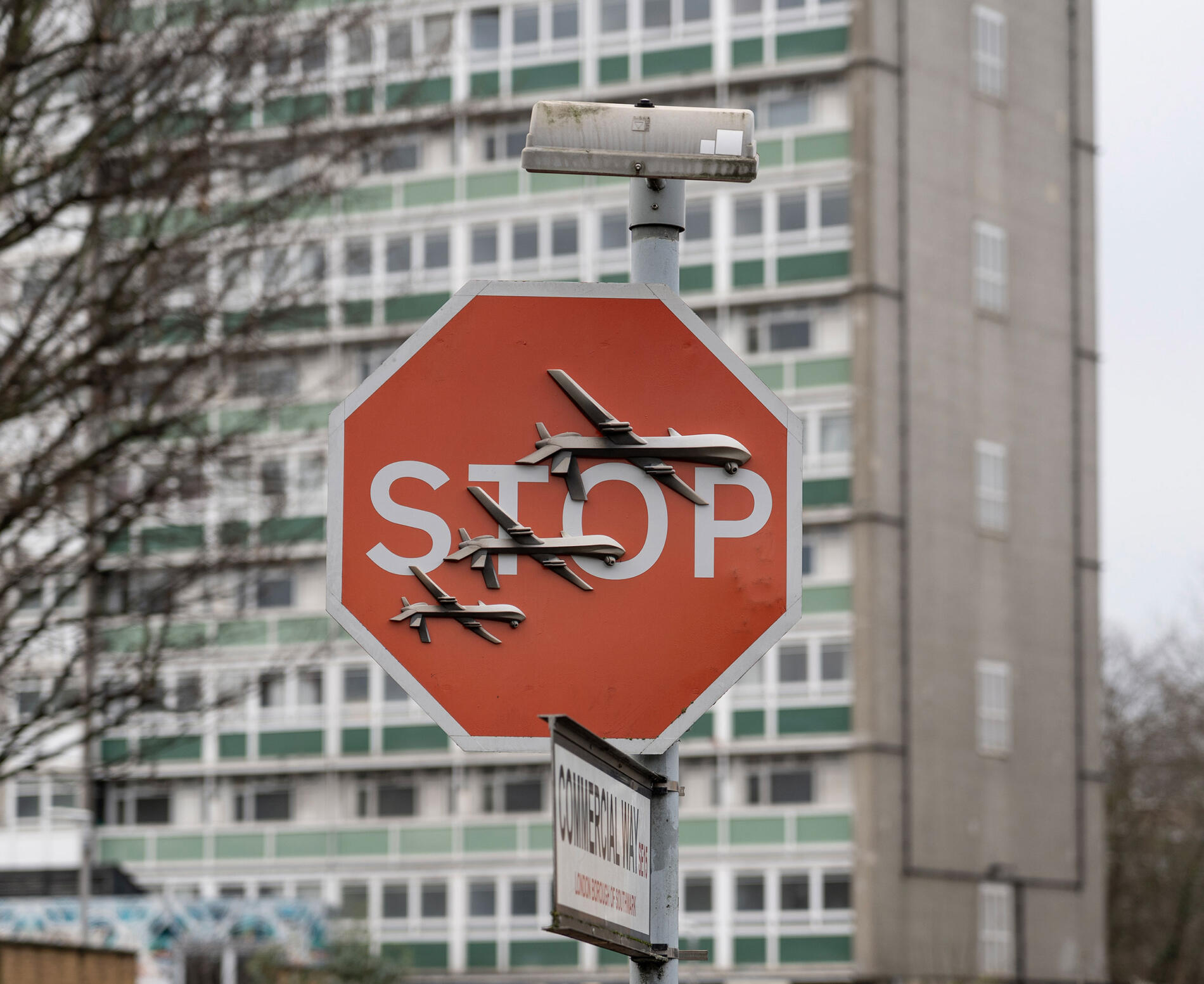 Señal de stop modificada por banksy en relación al genocidio perpetrado por israel contra palestina