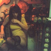 Modelo sentada en una silla vestida con medias, fotogreafia de Hana heley