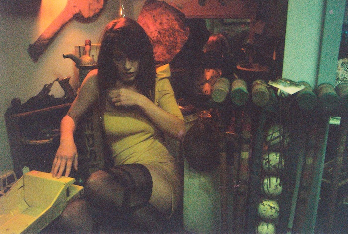 Foto vintage de chica sentada con un vestido