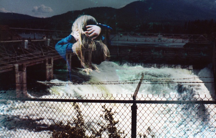 Fotografía de doble exposicion de una chica sobre un lago
