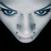 Fotografía de la cara de una mujer con piercings