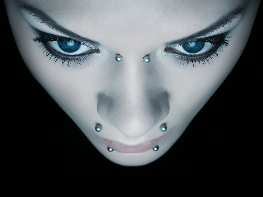 Fotografía de la cara de una mujer con piercings