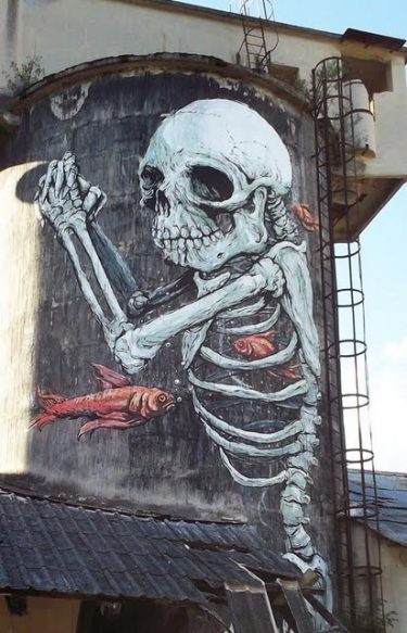 Grafitti de erica il cane de un esqueleto