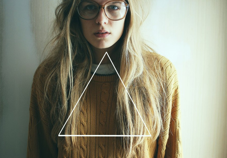 chica joven con gafas modernas