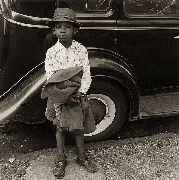 Fotografía de un niño de color hecha en blanco y negro por Jerome liebling 