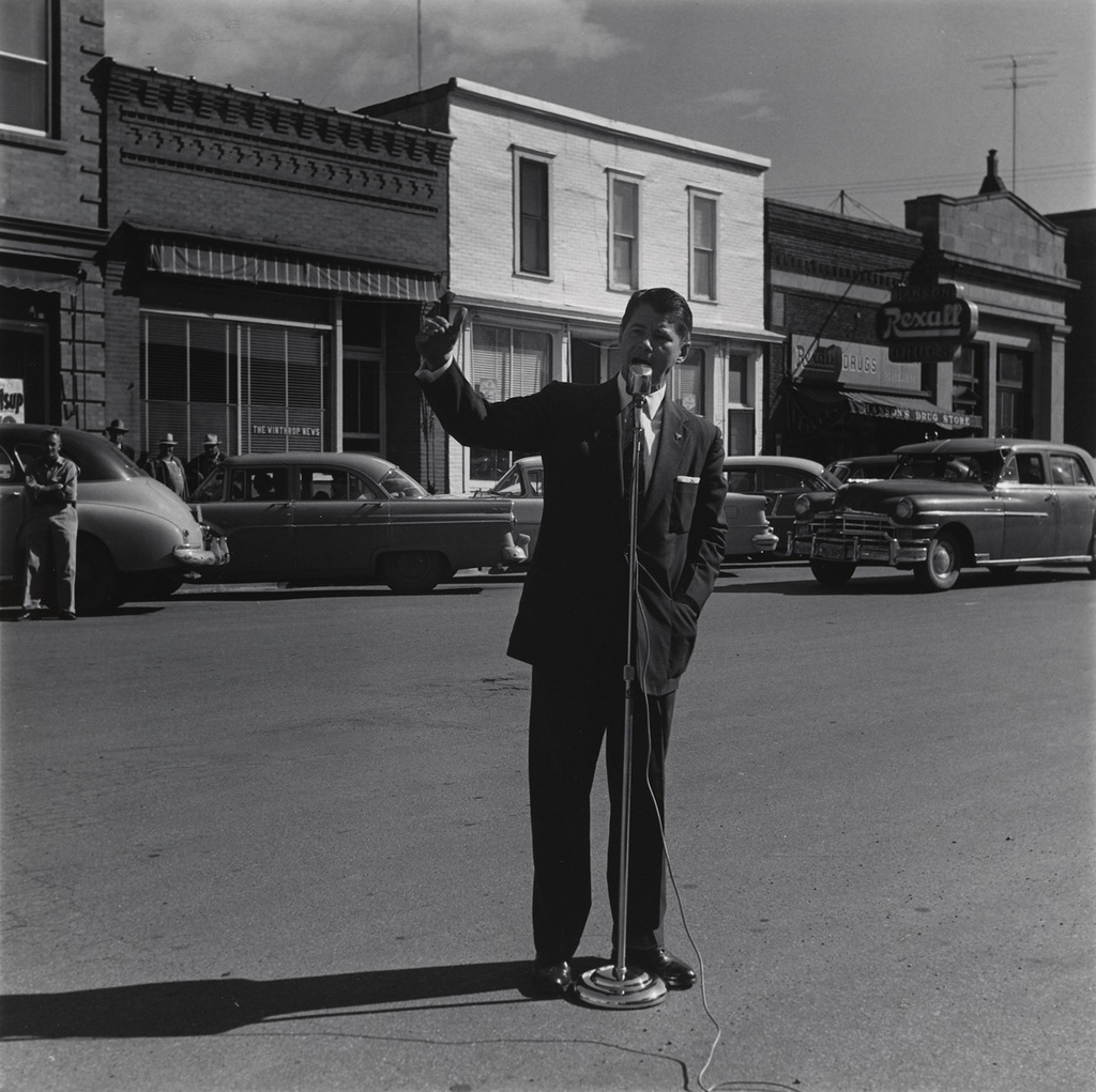 Hombre dando un discurso en la calle en los años 50