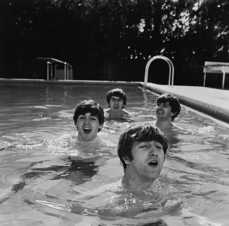 Los beatles en una piscina