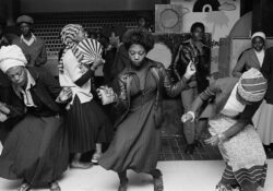 Mujer negra bailando en una fiesta