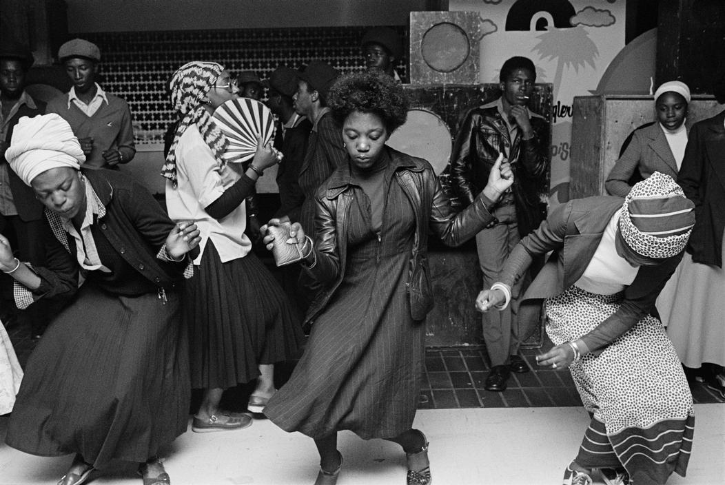 Mujer negra bailando en una fiesta