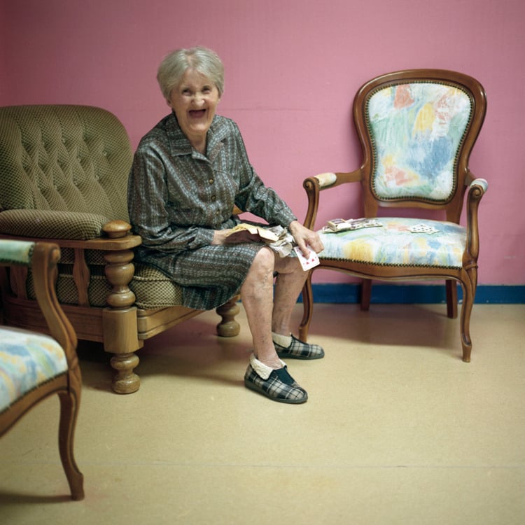 Anciana sentada en una silla
