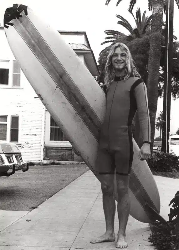 Surfer en venice beach en el 1970