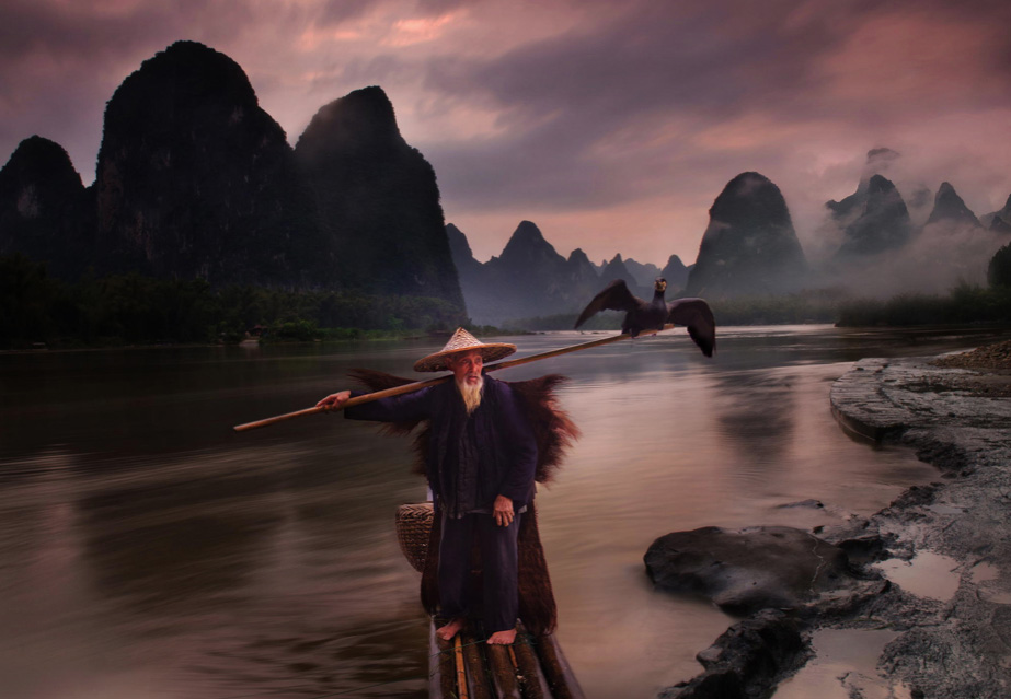 Pescador vietnamita en un lago