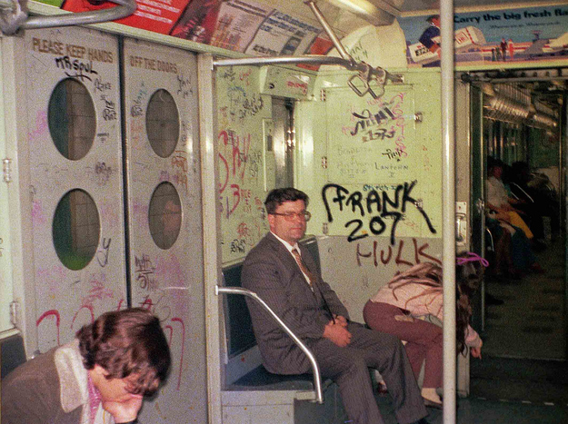 Hombre sentado en el metro de nueva york en los años 70