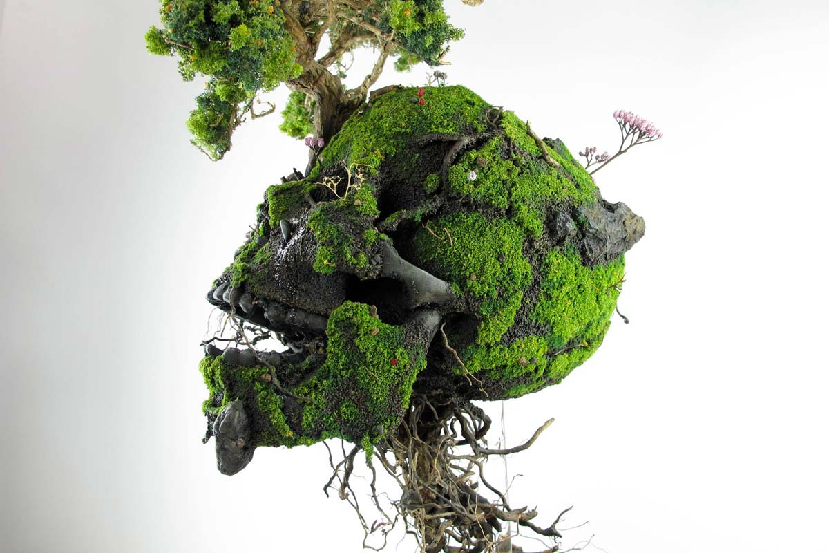 escultura de un craneo con detalles florales