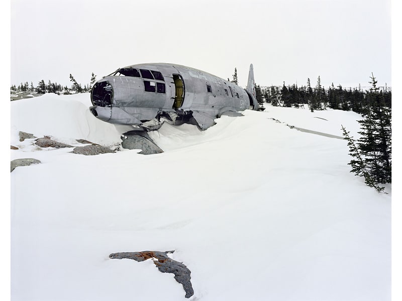 avión abandonado en la nieve