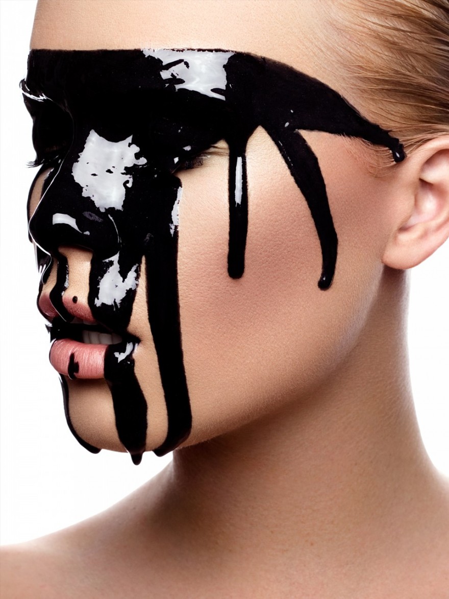 Mujer con cara manchada de pintura
