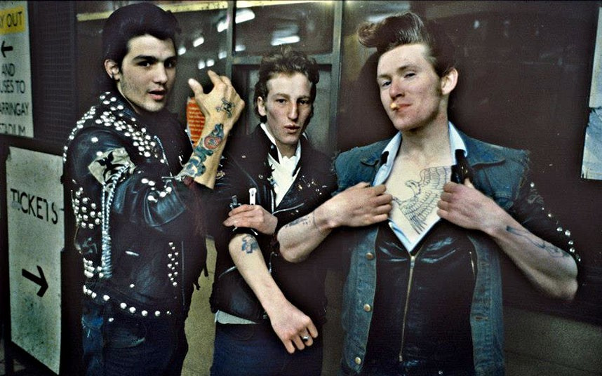 Grupo de punks en el metro de londres