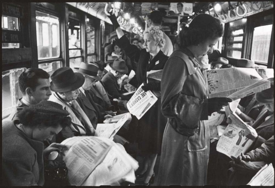 Personas en el metro de nueva york leyendo el periodico fotografiado por stanley kubrick