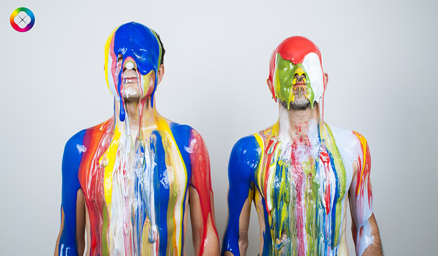 Imagen de dos personas llenas de pintura de colores