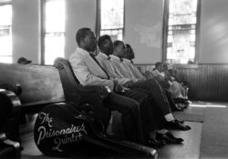 The prisionaires sentados en la carcel