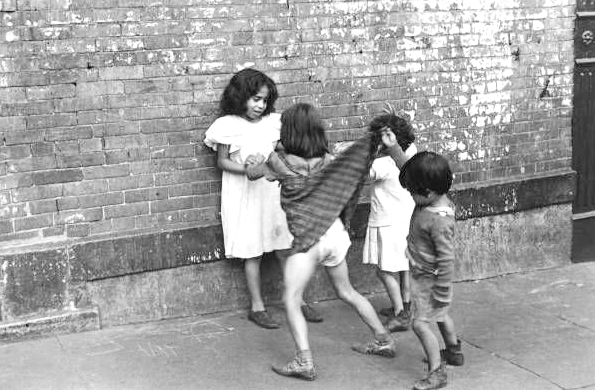 Niños jugando de Helen Levitt