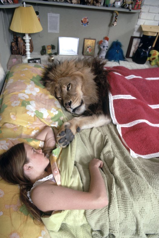 Melanie griffin con un leon en la cama