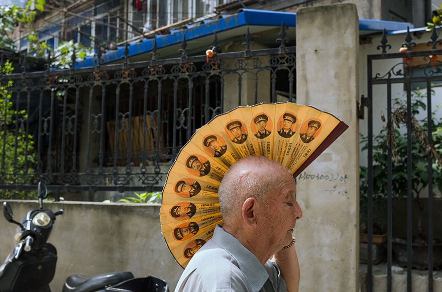 hombre con abanico en la cabeza fotografia de liu tao