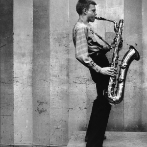 Hombre tocando el saxofón