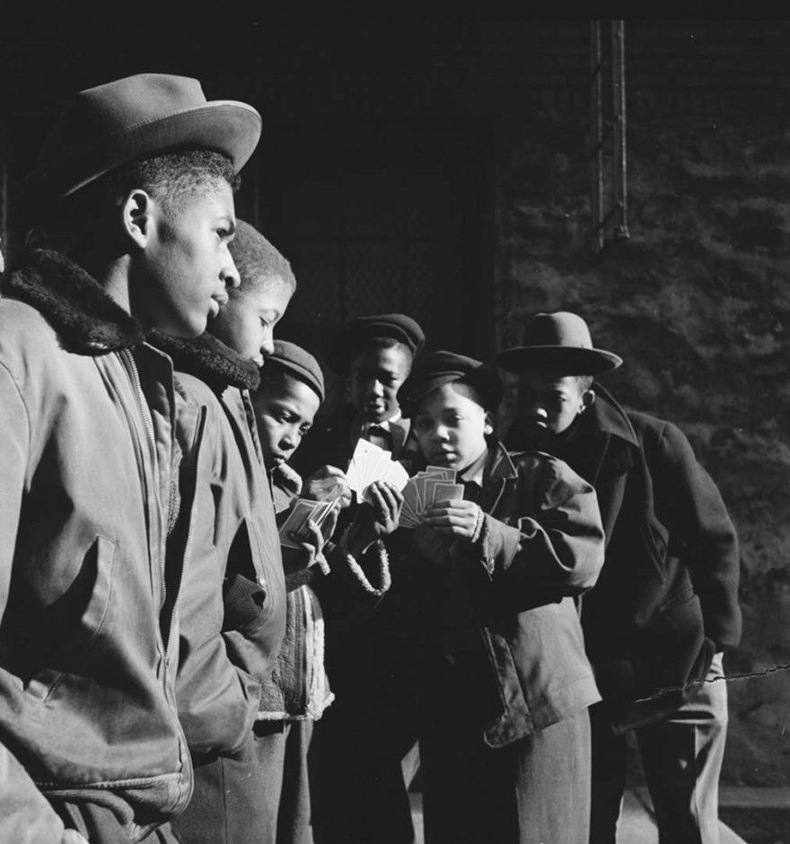 Chicos Midtowners negros fotografiados por Gordon Parks