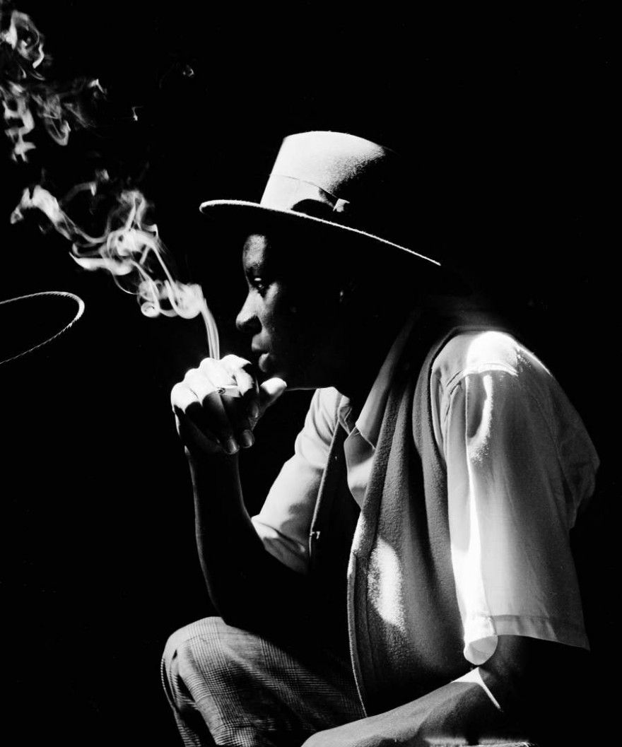 Midtowners: Hombre negro con sombrero fumando en los años 60 y fotografiado por Gordon Parks