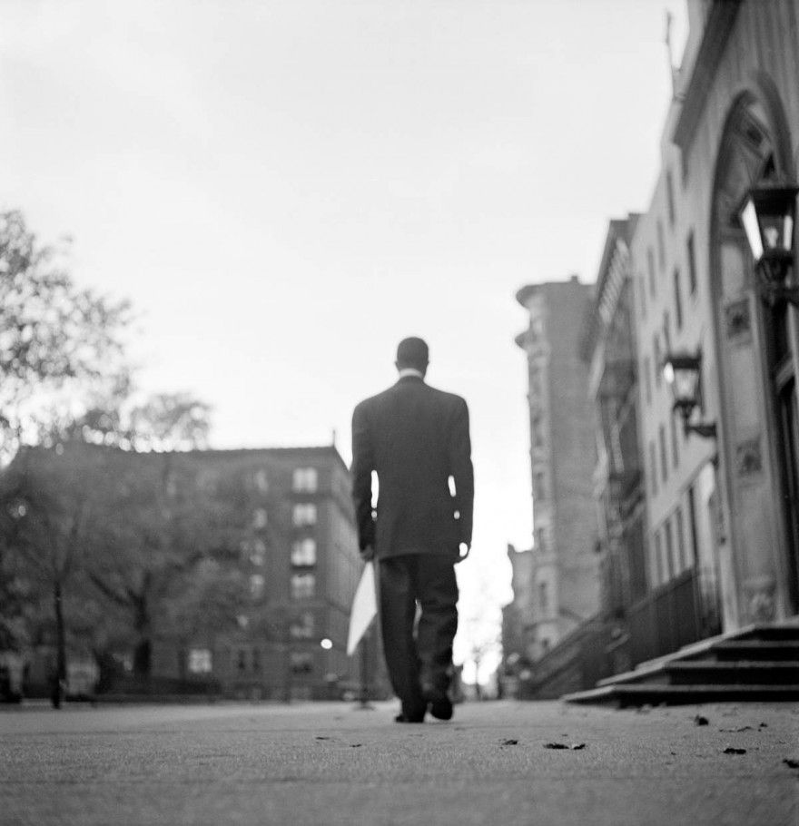 Midtowners: Hombre negro caminando de espaldas