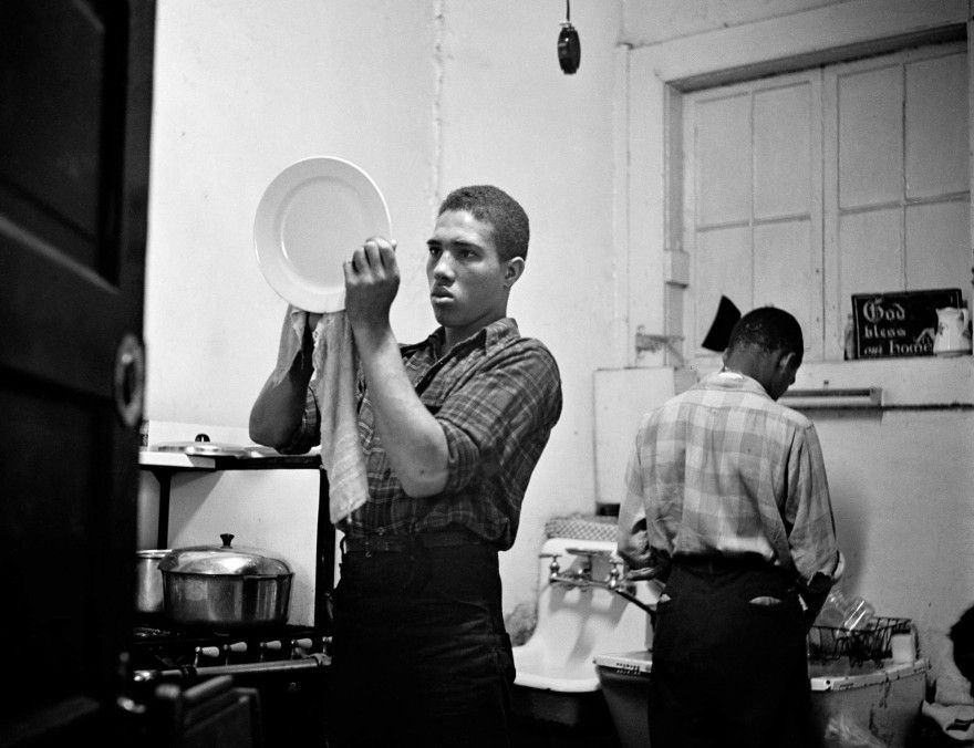 Midtowners: Chico negro lavando los platos en harlem años 60
