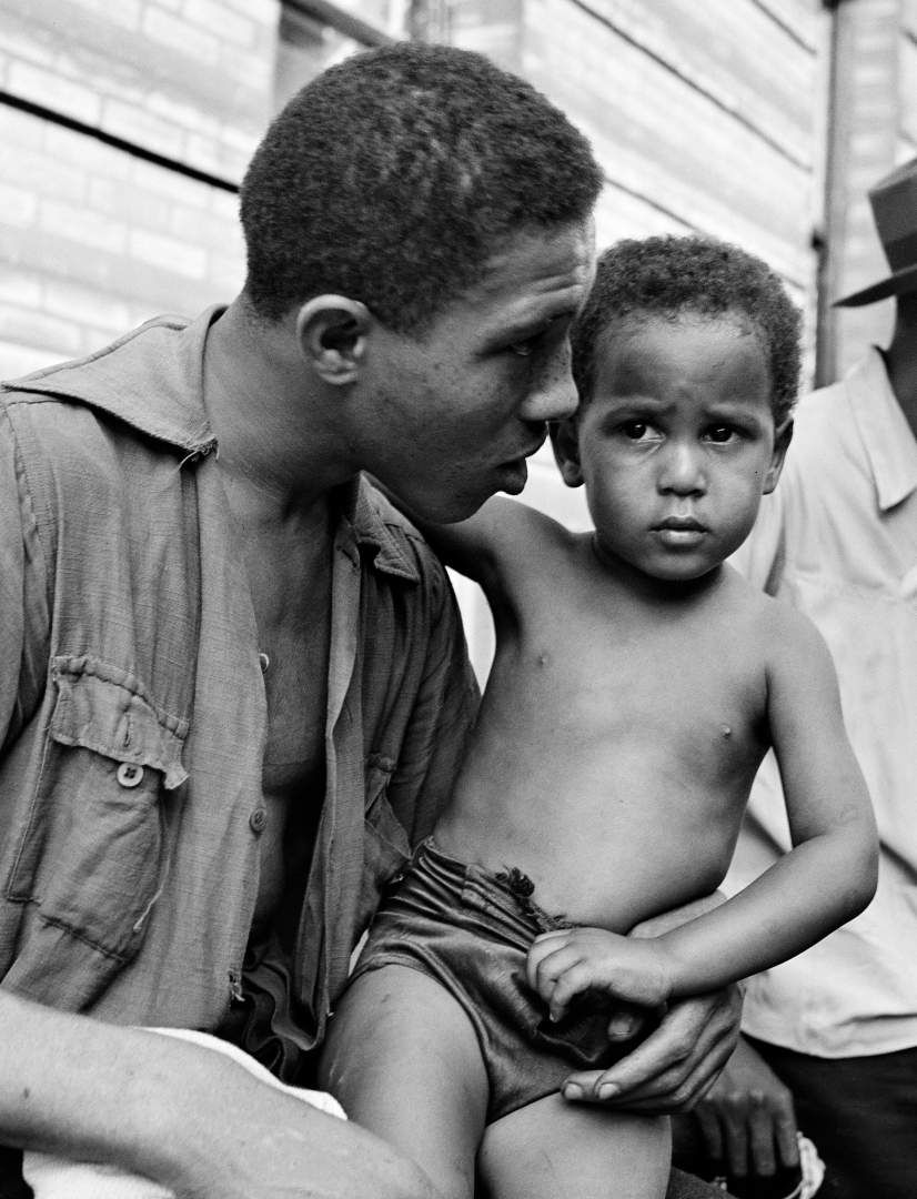 Padre e hijo de color en brazos en los años 60