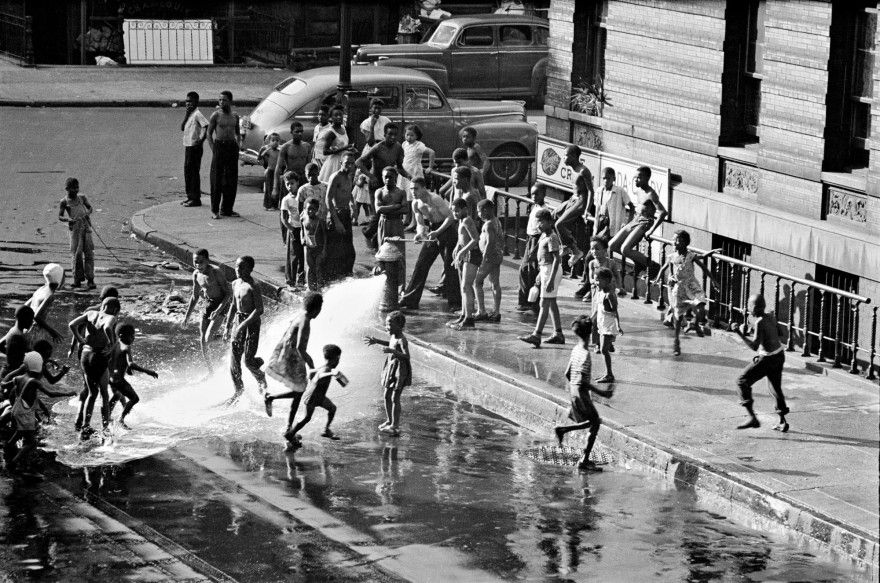 Negros en el harlem bañandose en la calle capturados por gordon parks