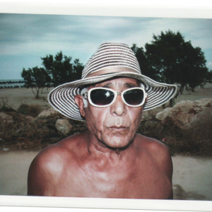 Polaroid de un anciano en la playa