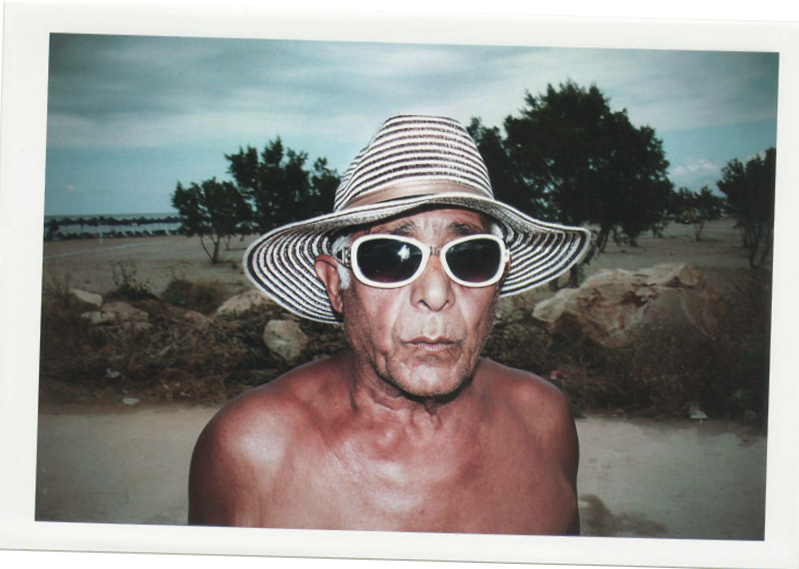 Polaroid de un anciano en la playa