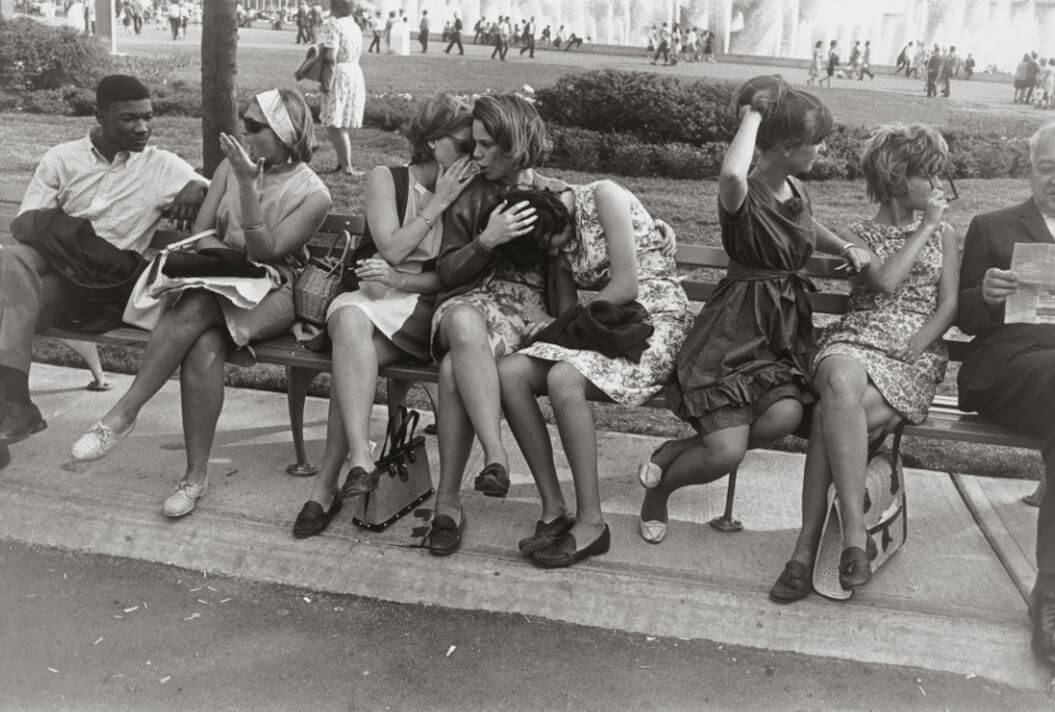 Mujeres conversando sentadas en un banco de un parque