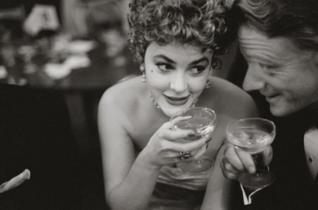 Fotografia de Garry Winogrand de una Pareja brindando con champagne