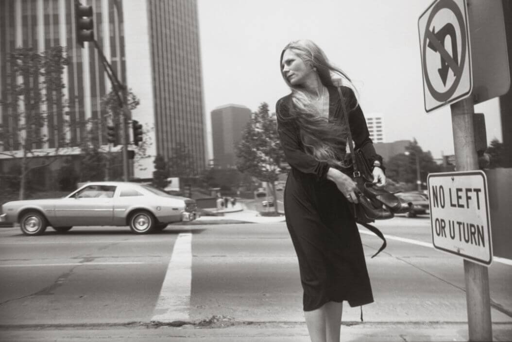 Mujer bonita cruzando la calle
