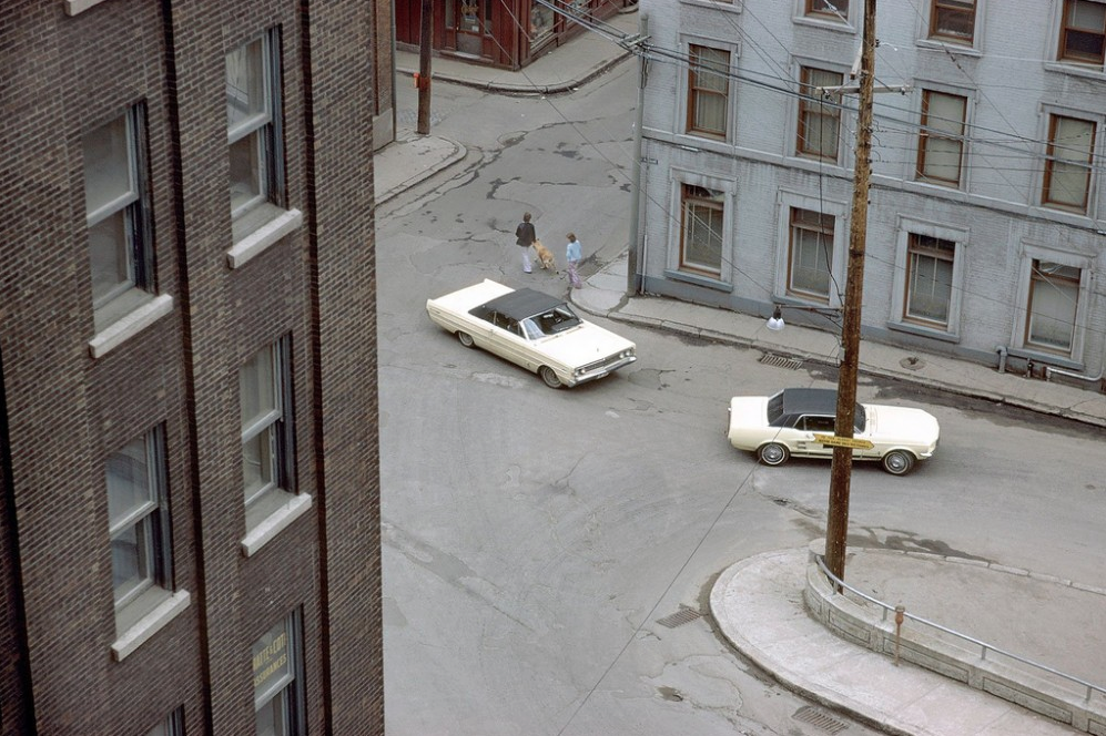 Dos coches blancos por Fred Herzog