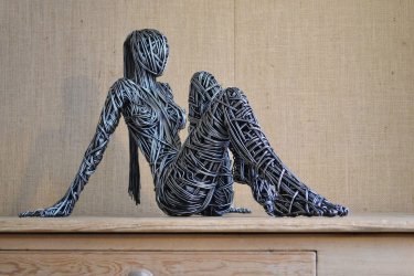 escultura humana a tamaño real hecha a base de alambre y metales