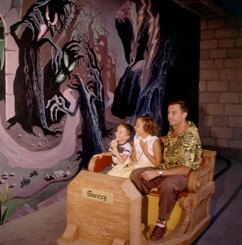 Disneyland photography in 1955 (10)