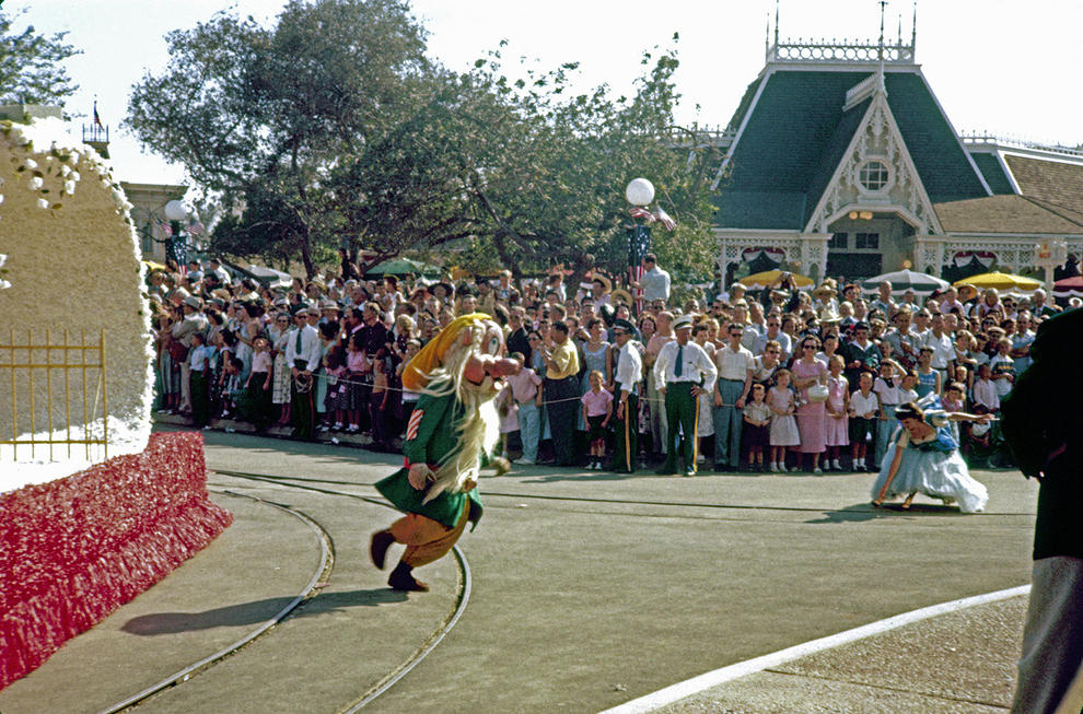 Disneyland photography in 1955 (14)