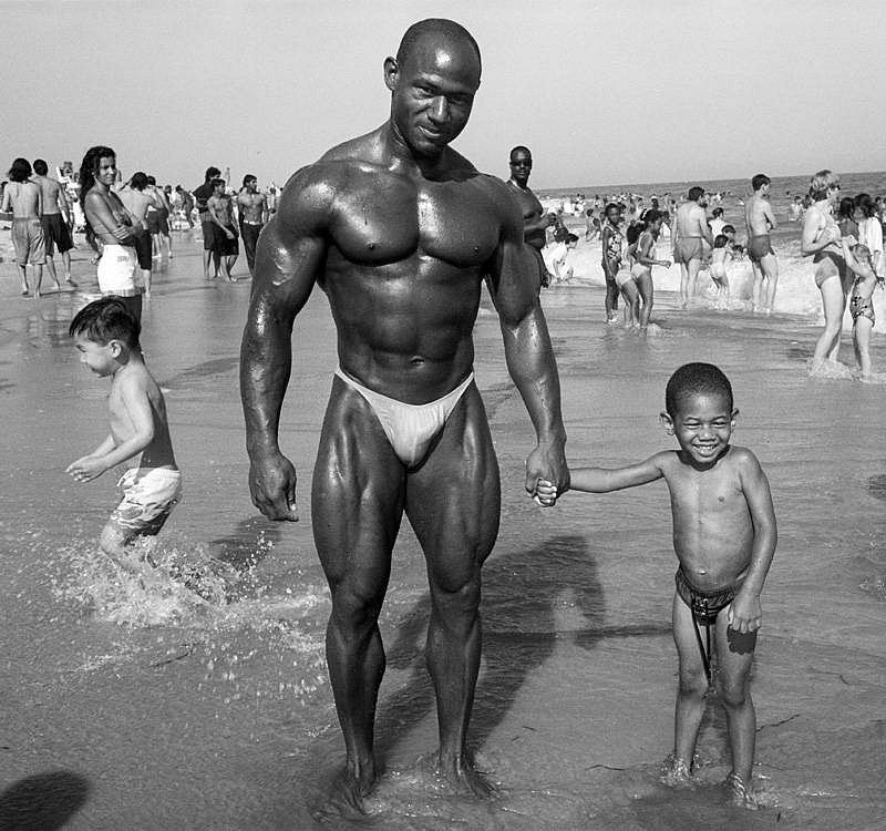 Fotografía de Padre e hijo en la playa hecha por Joseph Szabo 